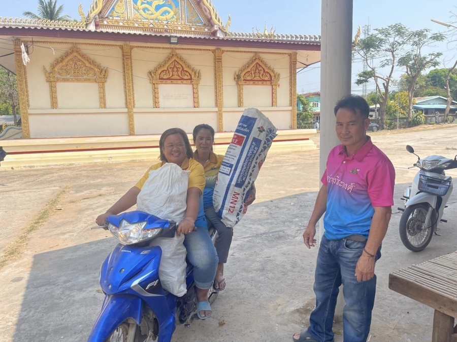 กิจกรรมคัดแยกขยะรีไซเคิลแต่ละชนิดเพื่อนำไปขายนำเงินมาเป็นต้นทุนของธนาคาร (รีไซเคิล) ธนาคารขยะ บ้านแพงหมู่ที่ 4 เทศบาลตำบลสว่าง อำเภอสว่างวีระวงศ์ จังหวัดอุบลราชธานี